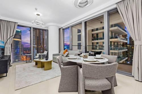Skyline Views 2BR Near Burj Khalifa & Dubai Mall with Pool Access, Dubai (foto 6)