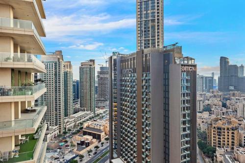 Skyline Views 2BR Near Burj Khalifa & Dubai Mall with Pool Access, Dubai (foto 7)