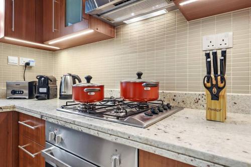 Skyline Views 2BR Near Burj Khalifa & Dubai Mall with Pool Access, Dubai (foto 8)
