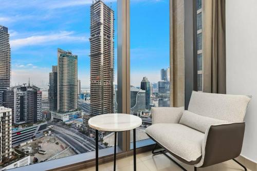 Skyline Views 2BR Near Burj Khalifa & Dubai Mall with Pool Access, Dubai (foto 4)
