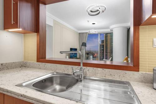 Skyline Views 2BR Near Burj Khalifa & Dubai Mall with Pool Access, Dubai (foto 9)