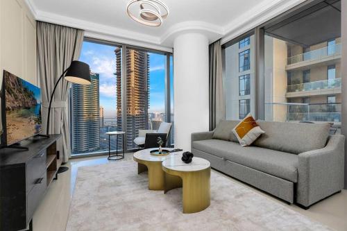 Skyline Views 2BR Near Burj Khalifa & Dubai Mall with Pool Access, Dubai (foto 2)