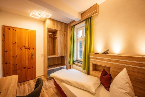 Single Room image 8