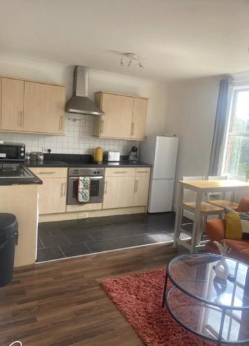 Charming 2-Bed Flat Sleep 4- Great for families and contractors! - Tap to explore photos