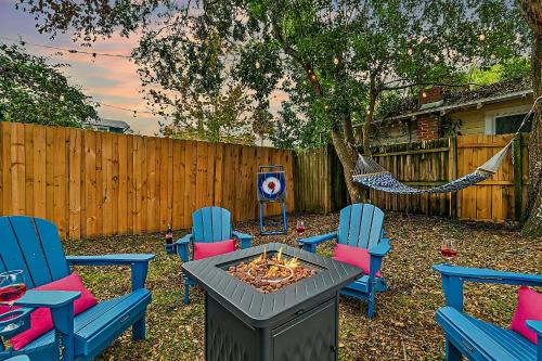 Walk to Downtown Eustis~Cozy Porch~Fire Pit~BBQ~Bungalow in Eustis, USA