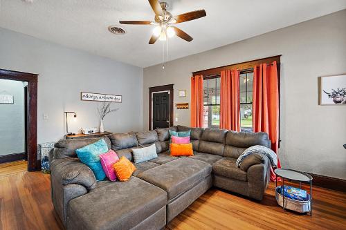 Walk to Downtown Eustis~Cozy Porch~Fire Pit~BBQ~Bungalow in Eustis, USA