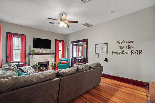 Walk to Downtown Eustis~Cozy Porch~Fire Pit~BBQ~Bungalow in Eustis, USA