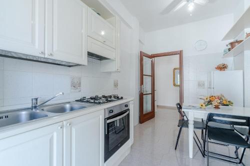 GuestHost - Retreat in Genova Nervi -Two Minutes from the Beach, Janov (fotografie 7)