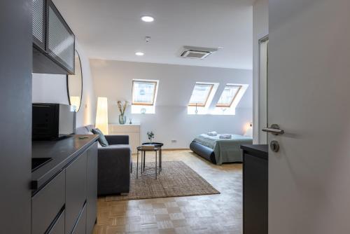KIP Old Town Modern Studio with Parking & AC by EasyBNB Premium, Prague (photo 9)