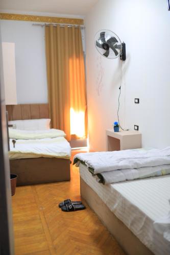 2 twin beds