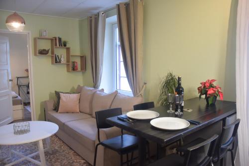 One-Bedroom Standard Apartment image 3
