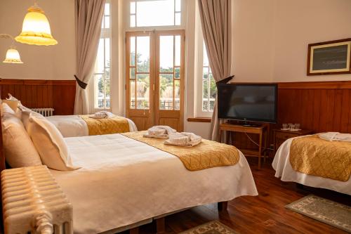 4 twin beds