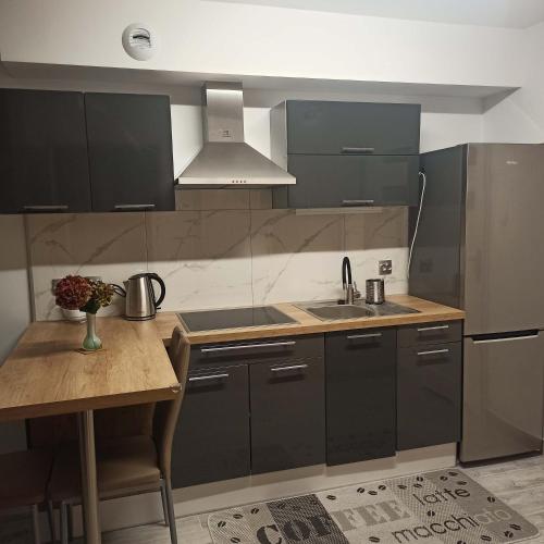 кухня, Legionowo Przytulny Apartament z Tarasem by Noclegi Renters in Леґьоново