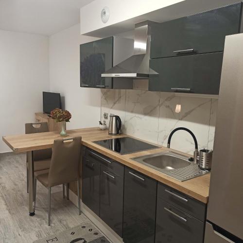 кухня, Legionowo Przytulny Apartament z Tarasem by Noclegi Renters in Леґьоново