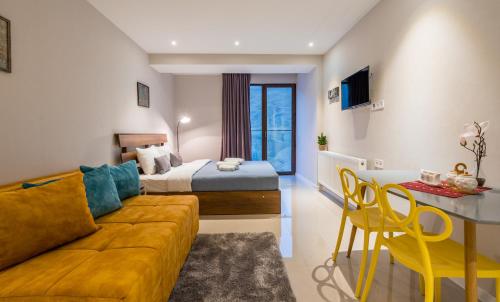 1 queen bed, 1 sofa bed