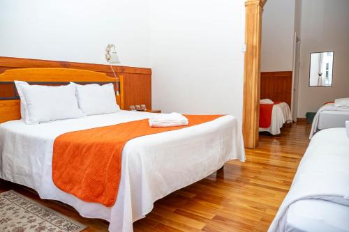 1 queen bed, 3 twin beds