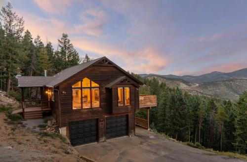 Epic Views - Hot Tub - Starlink Internet - Dogs OK in Evergreen, USA