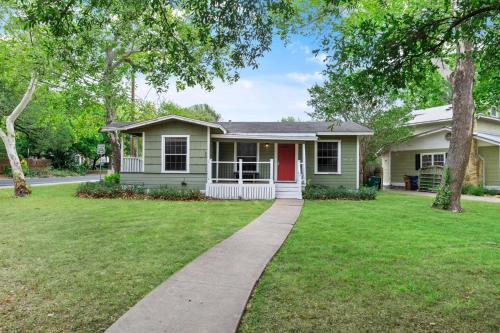 Quaint 3 Bedroom House with Huge Yard in Austin, USA