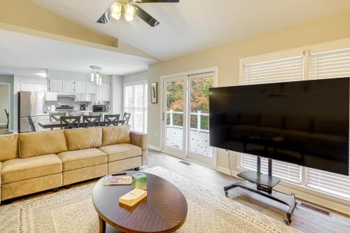 Spacious Family Retreat Near DC Ideal For Groups! Spacious Family Retreat Near DC Ideal For Groups!