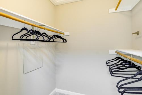 Spacious Family Retreat Near DC Ideal For Groups! Spacious Family Retreat Near DC Ideal For Groups!