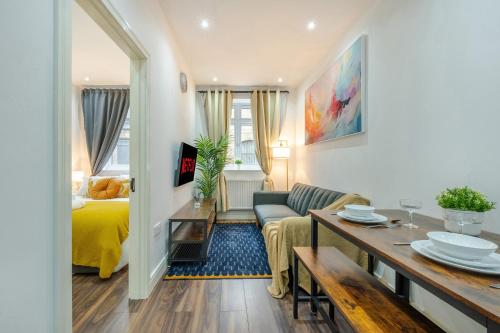 Modern 1 Bed Apartment - US Embassy, Nine Elms & Battersea Station, London