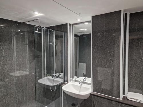 Standard Double Room image 8