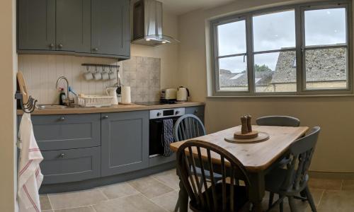 Oxleaze Barn in Broughton Poggs