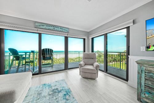 Large balcony with oceanfront views and complex pool! in New Smyrna Beach, USA