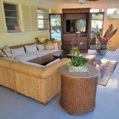 Charming Oasis with Pool - Walk to Beach & Flagler Ave - Cozy, Pet-Friendly, Perfect Location! in New Smyrna Beach, USA