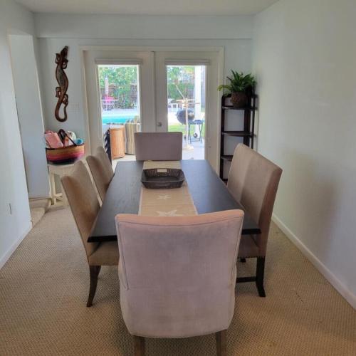 Charming Oasis with Pool - Walk to Beach & Flagler Ave - Cozy, Pet-Friendly, Perfect Location! in New Smyrna Beach, USA