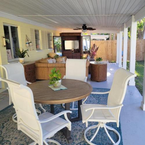 Charming Oasis with Pool - Walk to Beach & Flagler Ave - Cozy, Pet-Friendly, Perfect Location! in New Smyrna Beach, USA