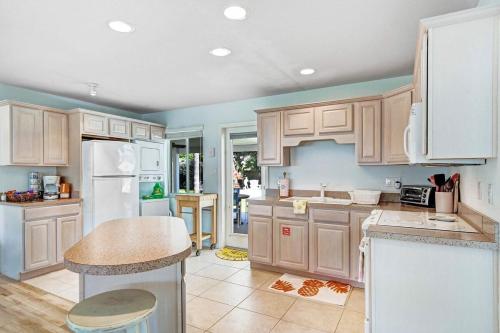 Charming Oasis with Pool - Walk to Beach & Flagler Ave - Cozy, Pet-Friendly, Perfect Location! in New Smyrna Beach, USA
