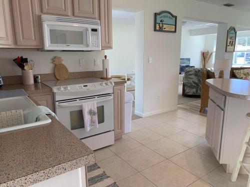 Charming Oasis with Pool - Walk to Beach & Flagler Ave - Cozy, Pet-Friendly, Perfect Location! in New Smyrna Beach, USA