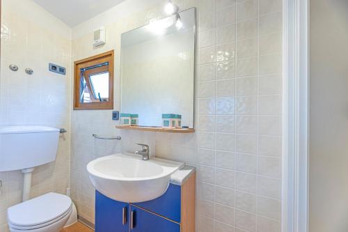 One-Bedroom Bungalow image 10
