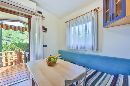 One-Bedroom Bungalow image 2
