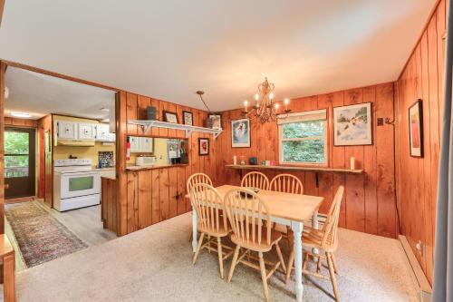 Snowshoe Cabin with Resort Perks - Ski, Tube and More! in Dunmore, USA