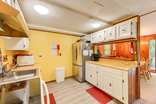 Snowshoe Cabin with Resort Perks - Ski, Tube and More! in Dunmore, USA