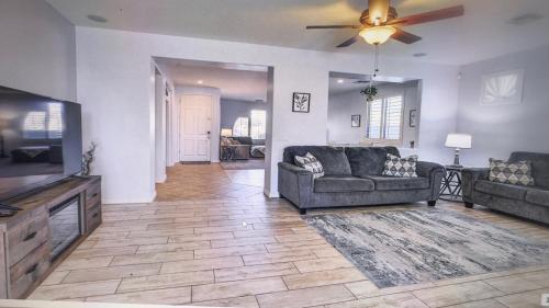 Pet friendly 3br 2ba Private optional heated Pool BBQ grill Golf Clubs close to park