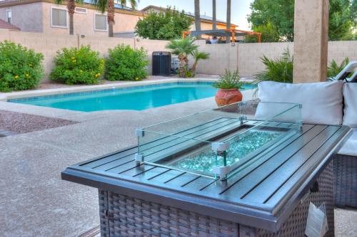 Pet friendly 3br 2ba Private optional heated Pool BBQ grill Golf Clubs close to park