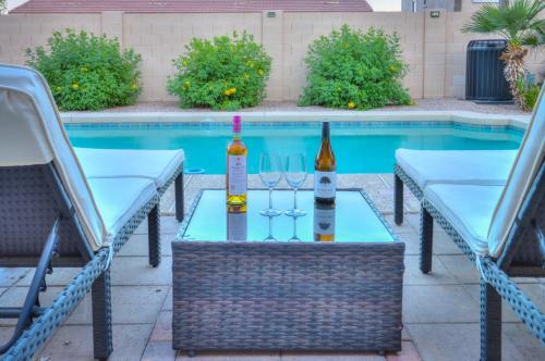 Pet friendly 3br 2ba Private optional heated Pool BBQ grill Golf Clubs close to park