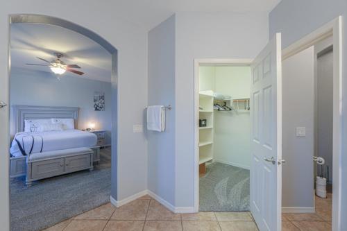 Pet friendly 3br 2ba Private optional heated Pool BBQ grill Golf Clubs close to park