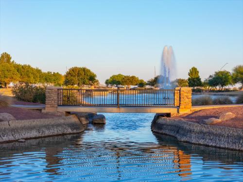 Pet friendly 3br 2ba Private optional heated Pool BBQ grill Golf Clubs close to park