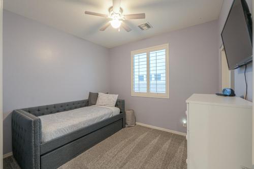 Pet friendly 3br 2ba Private optional heated Pool BBQ grill Golf Clubs close to park