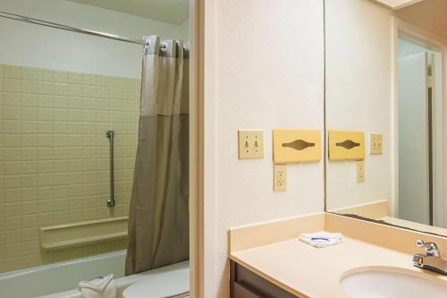 Deluxe Quadruple Room - Non-Smoking