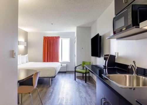 Deluxe King Room - Non-Smoking