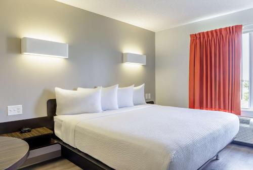 Motel 6 Headingley, MB - Winnipeg West Room Type - Deluxe King Room - Non-Smoking