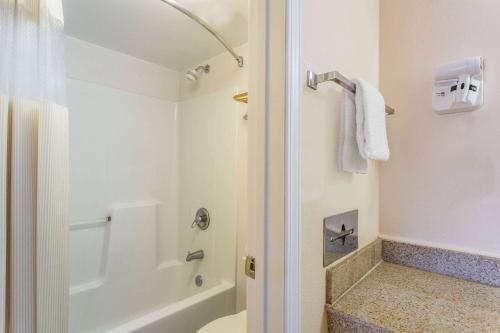 Days Inn by Wyndham Ashland - image 6