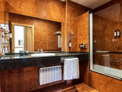 Tryp Leon Hotel - image 14