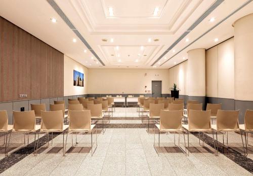 Tryp Leon Hotel - image 11