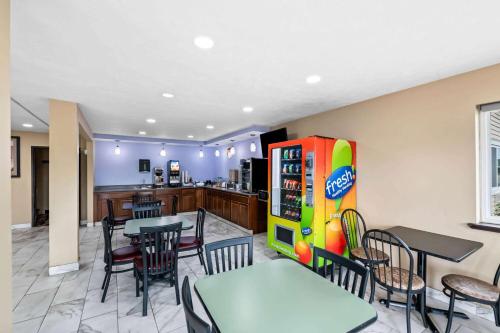 Super 8 by Wyndham Council Bluffs IA Omaha NE Area - image 10